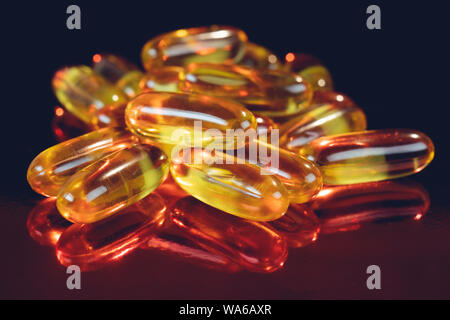 L'huile de foie de morue capsules omega 3 gel isolé sur fond pastel Banque D'Images