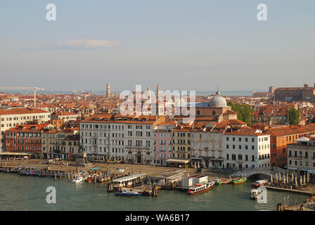 La Riva degli Schiavoni, a bord de l'eau à Venise, Italie. La Riva Degli Schiavoni commence à l'extérieur du palais des Doges et se termine près de l'Arsenal. Dans l Banque D'Images