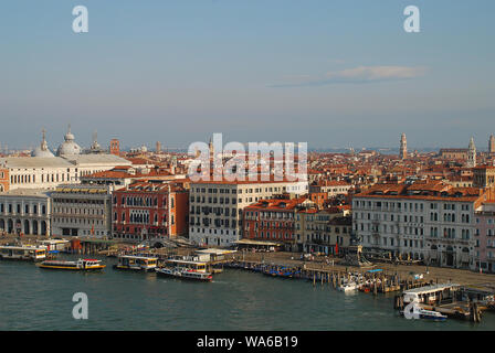 La Riva degli Schiavoni, a bord de l'eau à Venise, Italie. La Riva Degli Schiavoni commence à l'extérieur du palais des Doges et se termine près de l'Arsenal. Dans l Banque D'Images