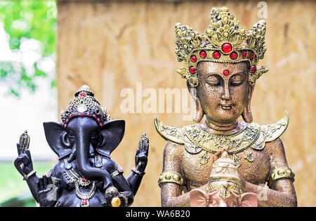 Statuette de Bouddha dans une rue boutique de souvenirs. Souvenirs indiens statuettes et objets artisanaux. Banque D'Images