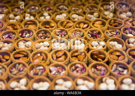 Nids d'oiseaux Mixte baklava aux amandes, noix et pistaches sur le marché d'Istanbul Banque D'Images