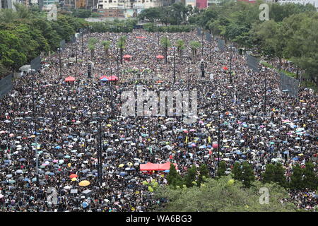 Hong Kong, Chine. 18 août 2019. Protestation contre l'extradition de Hong Kong. Un rassemblement organisé par les acteurs de la situation des droits de l'homme dans le parc Victoria, appelant à la 5 offres de manifestants être respectées. Foule énorme dans le parc Victoria. Crédit : David Coulson/Alamy Live News Banque D'Images