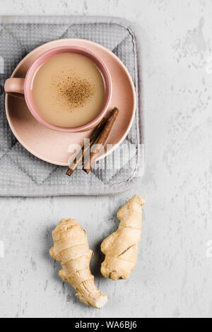 Masala thé dans une tasse sur la plaque avec l'hiver les épices de cannelle et de gingembre sur un fond clair Vue supérieure avec copyspace Banque D'Images