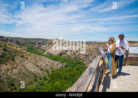 Couple au belvédère sur le Canyon du Rio Dulce. Pelegrina, province de Guadalajara, Castille La Manche, Espagne. Banque D'Images