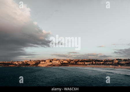 Les premiers rayons de soleil du matin qui a frappé le sud pointe bondi sur un froid matin d'hiver. Banque D'Images