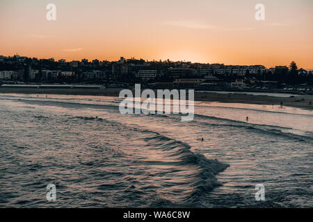 Coucher du soleil sur la plage de Bondi chaud par une froide après-midi d'hiver. Banque D'Images