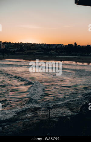 Coucher du soleil sur la plage de Bondi chaud par une froide après-midi d'hiver. Banque D'Images