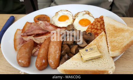 Petit-déjeuner anglais complet traditionnel sur une plaque blanche Banque D'Images
