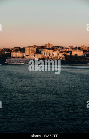 Les premiers rayons de soleil du matin qui a frappé le sud pointe bondi sur un froid matin d'hiver. Banque D'Images