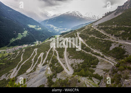 Courbe en forme de U route vers Tours de Fraele, une attraction touristique dans le Nord de la Valteline, en Italie. Banque D'Images