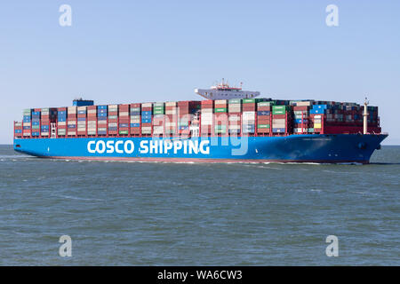 COSCO VOYAGE BALANCE inbound Rotterdam. COSCO est un voyage d'état chinoise et des services de logistique de l'entreprise fournisseur. Banque D'Images