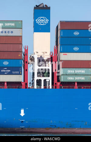 COSCO VOYAGE BALANCE inbound Rotterdam. COSCO est un voyage d'état chinoise et des services de logistique de l'entreprise fournisseur. Banque D'Images