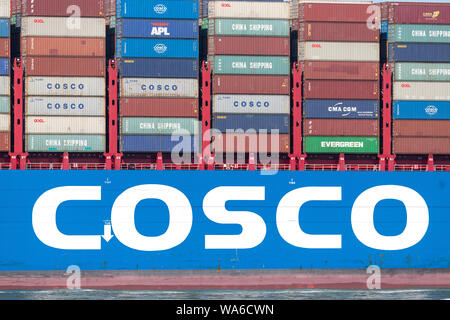 COSCO VOYAGE BALANCE inbound Rotterdam. COSCO est un voyage d'état chinoise et des services de logistique de l'entreprise fournisseur. Banque D'Images