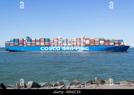 COSCO VOYAGE BALANCE inbound Rotterdam. COSCO est un voyage d'état chinoise et des services de logistique de l'entreprise fournisseur. Banque D'Images