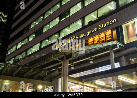 TOKYO, JAPON - 16 août 2019 : La gare Shinagawa scenery de nuit après l'heure de pointe. Banque D'Images