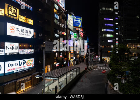 TOKYO, JAPON - 16 août 2019 : Restaurants et Izakaya en face de la gare de Shinagawa la nuit. Banque D'Images