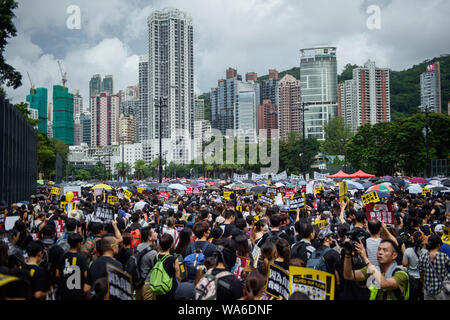 Hong Kong, Chine. 18 août 2019. Les participants d'une manifestation au meeting de protestation dans le parc Victoria. Photo : Gregor Fischer/dpa dpa : Crédit photo alliance/Alamy Live News Banque D'Images