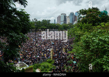 Hong Kong, Chine. 18 août 2019. Les participants d'une manifestation au meeting de protestation dans le parc Victoria. Photo : Gregor Fischer/dpa dpa : Crédit photo alliance/Alamy Live News Banque D'Images