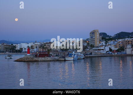 Pleine lune sur le port, avec des chalutiers pêchant sur le quai. Tôt le matin, la lumière. Javea, Alicante Province, Valencia, Espagne Banque D'Images