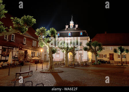 Place du marché de Heusenstamm près de Offenbach par nuit. Banque D'Images