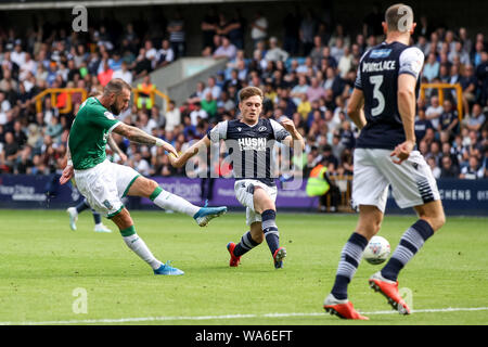 Steven Fletcher de Sheffield Mercredi a un tir au but lors de l'EFL Sky Bet match de championnat entre Millwall et Sheffield Wednesday à la Den, Londres, Angleterre le 17 août 2019. Photo de Ken d'Étincelles. Usage éditorial uniquement, licence requise pour un usage commercial. Aucune utilisation de pari, de jeux ou d'un seul club/ligue/dvd publications. Banque D'Images