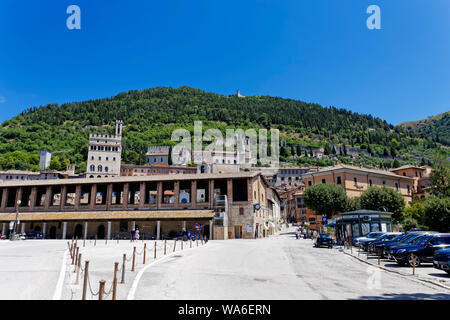 Entrée de la vieille ville de Gubbio (Logge dei Tiratori), Gubbio, Italie Banque D'Images