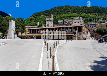 Entrée de la vieille ville de Gubbio (Logge dei Tiratori), Gubbio, Italie Banque D'Images