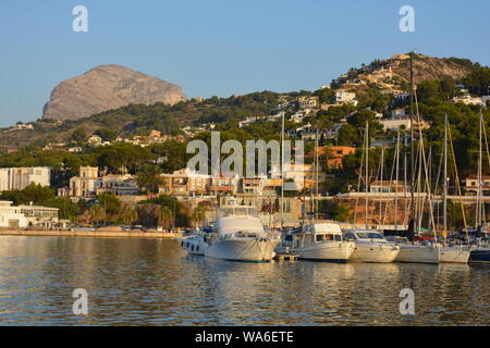 Voiliers amarrés dans le port de plaisance, tôt le matin avec vue sur la montagne Montgo dans l'arrière-plan, Javea, Alicante, province de Valence, Espagne Banque D'Images