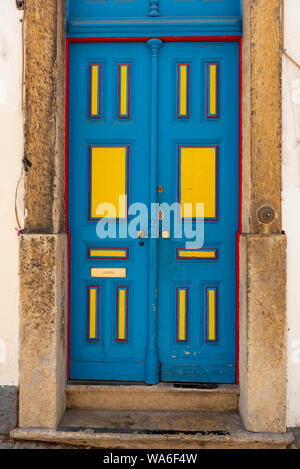Lisbonne, Portugal - 15 juillet, 2019 : vieille tradition porte colorés de la maison dans le quartier d''Alfama. Banque D'Images