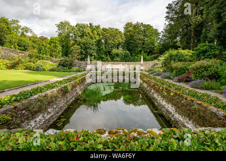 Menai Bridge, Wales, UK - Aug 15, 2019 : avis de l'étang rectangulaire du jardin formel de la Plas Cadnant Estate Banque D'Images