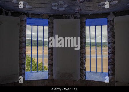 Penrhyndeudraeth, Pays de Galles, UK - Aug 15, 2019 - Vue sur l'estuaire d'Afon Dwyryd pris du bleu frangé de windows une grotte Portmeirion Banque D'Images