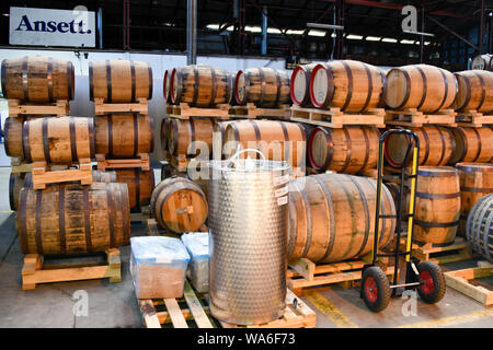 Distillerie de Launceston Hangar 17 ancien site Ansett, Whisky venant à échéance dans des barils, l'Aéroport de Launceston Launceston, Tasmanie, Australie Banque D'Images