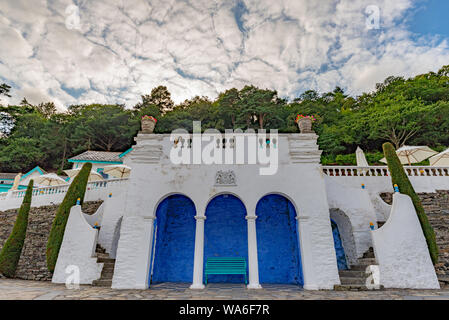 Penrhyndeudraeth, Pays de Galles, UK - Aug 15, 2019 : escalier et sur la véranda bleue Portmeirion promenade de front avec aucun peuple Banque D'Images