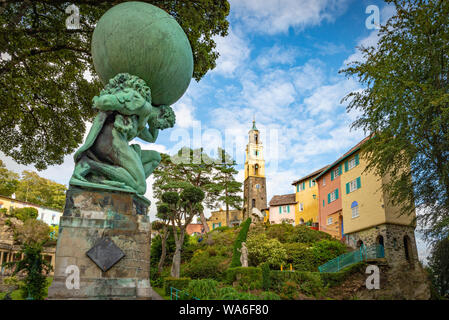 Penrhyndeudraeth, Pays de Galles, UK - Aug 15, 2019 - Vue sur le village de Portmeirion et une statue d'Hercule dans le premier plan avec aucun peuple Banque D'Images