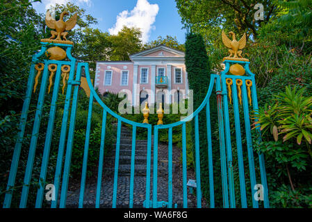 Penrhyndeudraeth, Pays de Galles, UK - Aug 15, 2019 : lors de la construction d'inspiration palladienne Portmeirion village et porte en acier fixée avec aucun peuple Banque D'Images