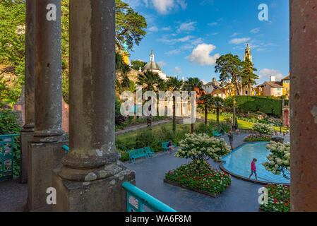 Penrhyndeudraeth, Pays de Galles, UK - Aug 15, 2019 : Portmeirion place principale avec les gens autour de l'étang, prises d'un balcon Banque D'Images