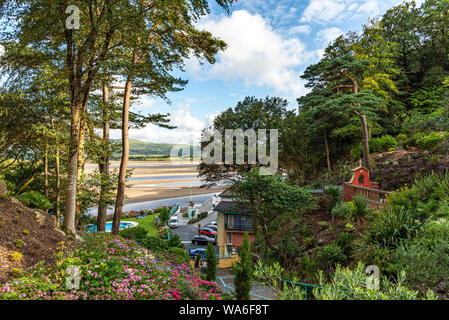 Penrhyndeudraeth, Pays de Galles, UK - Aug 15, 2019 - Vue sur l'estuaire de la Portmeirion village avec aucun peuple Banque D'Images