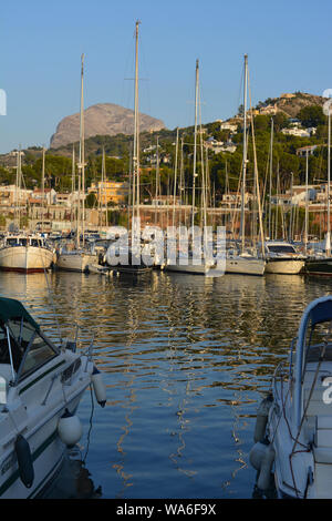 Voiliers amarrés dans le port de plaisance, tôt le matin avec vue sur la montagne Montgo dans l'arrière-plan, Javea, Alicante, province de Valence, Espagne Banque D'Images