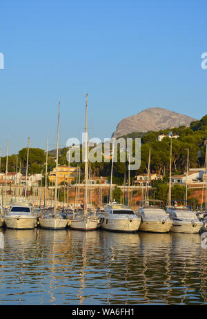 Voiliers amarrés dans le port de plaisance, tôt le matin avec vue sur la montagne Montgo dans l'arrière-plan, Javea, Alicante, province de Valence, Espagne Banque D'Images