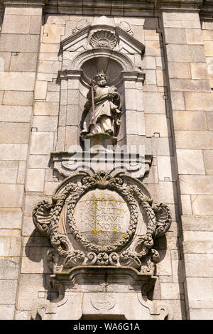 Portugal Porto Porto Scène de rue Tour des Clercs du clergé mur de pierre détail statue sculpture épée d'alcôve Banque D'Images