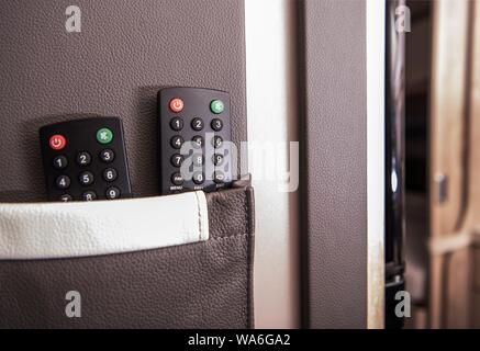 Camping-systèmes multimédia. Deux télécommandes dans les roulottes de pendaison poche. La télévision et la radio à l'intérieur de caravane. Les véhicules de loisirs et du tourisme Banque D'Images