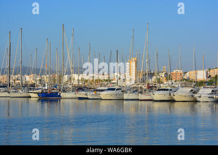 Voiliers amarrés dans le port de plaisance, tôt le matin avec vue sur la montagne Montgo dans l'arrière-plan, Javea, Alicante, province de Valence, Espagne Banque D'Images