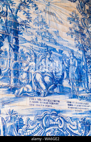 Portugal Porto Porto Sé do Porto cloître de la cathédrale Sé bleu azulejo et blanc panneau tuile scène biblique texte latin château détail femmes voluptueuses Banque D'Images