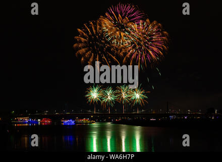 D'artifice sur la ville Haborfestivale Duisburg Allemagne Banque D'Images