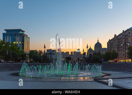 Baku, Azerbaïdjan 17 août 2019 Fontaine en hiver Boulevard city park at night Banque D'Images