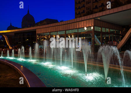 Baku, Azerbaïdjan 17 août 2019 Fontaine en hiver Boulevard city park at night Banque D'Images