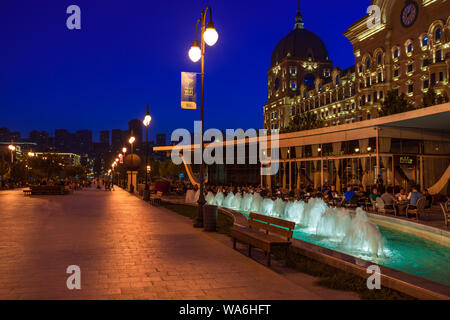 Baku, Azerbaïdjan 17 août 2019 Fontaine en hiver Boulevard city park at night Banque D'Images