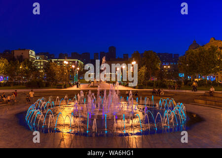 Baku, Azerbaïdjan 17 août 2019 Fontaine en hiver Boulevard city park at night Banque D'Images