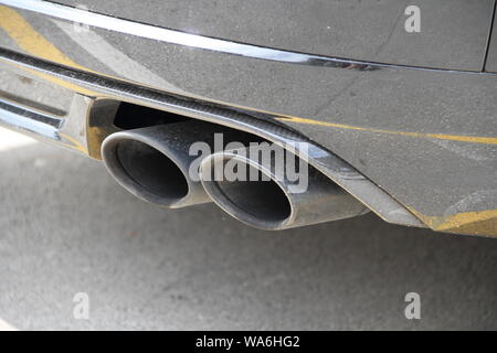 D'échappement double d'une voiture noire Banque D'Images
