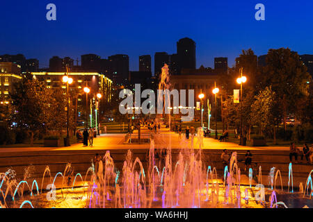 Baku, Azerbaïdjan 17 août 2019 Fontaine en hiver Boulevard city park at night Banque D'Images